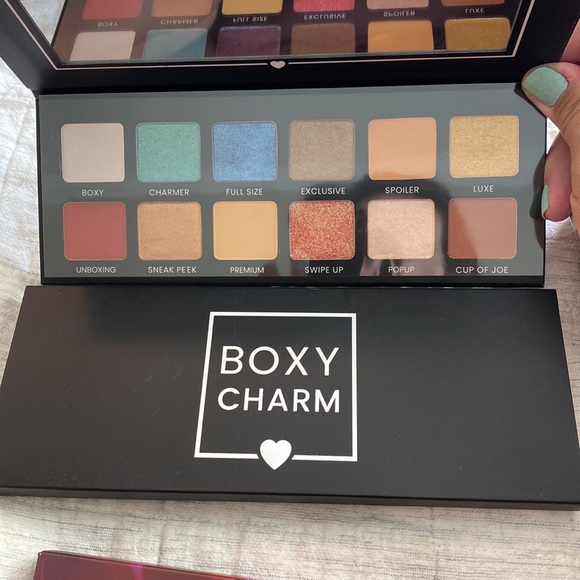 Eyeshadow palette bundle - Picture 2 of 7